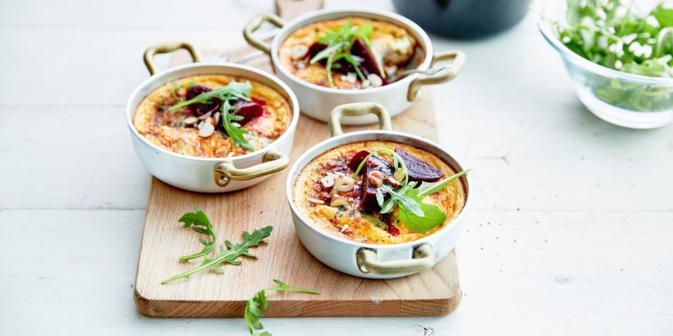 Ovenschotel met steenbolk blauwe kaas en rode biet