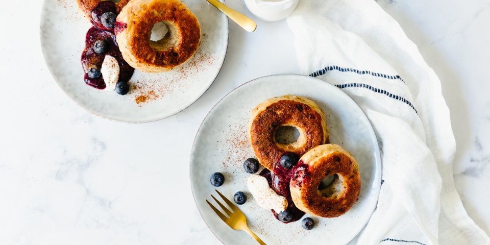 Donuts aux myrtilles et à la crème épaisse