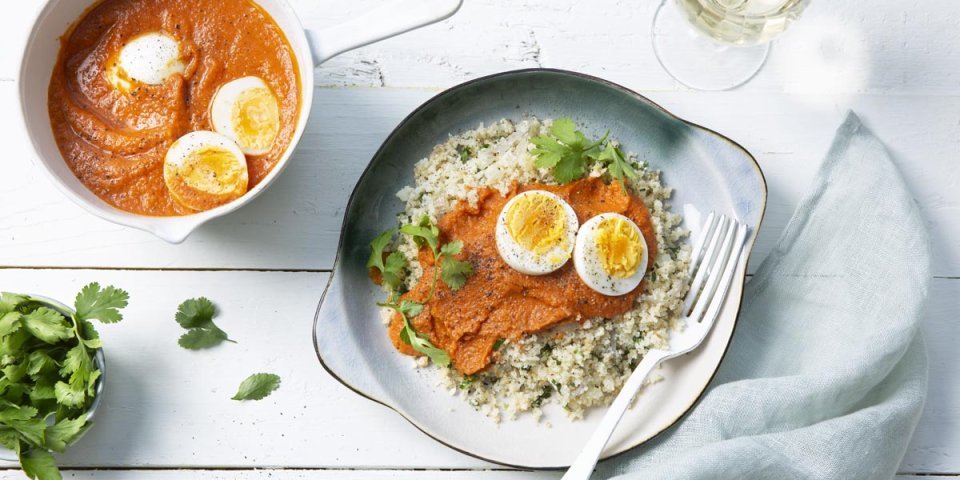 Œufs en sauce piquante et riz de chou-fleur Œufs en sauce piquante et riz de chou-fleur