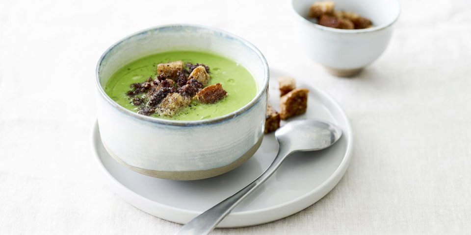 Soupe aux pois et au crumble de boudin noir