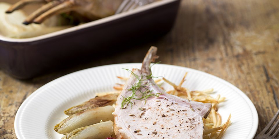 Carré de porc festive aux canneberges, chicons et pommes de paille Carré de porc festive aux canneberges, chicons et pommes de paille