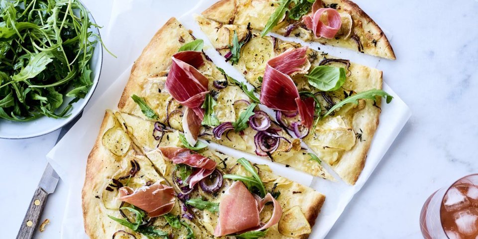 Tarte flambée au brie belge, jambon fumé et roquette