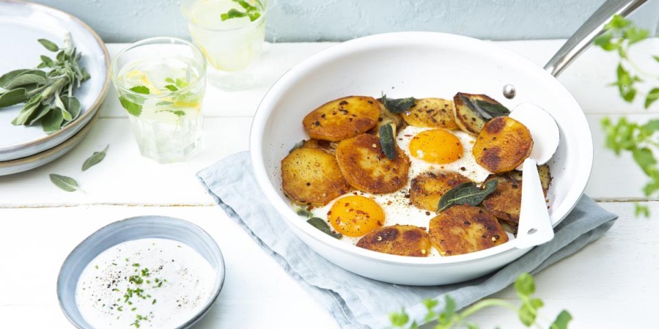 Pommes de terre rissolées à la sauge et œufs sur le plat