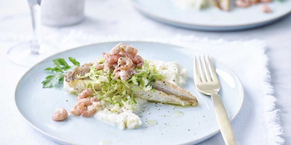Rouget et crevettes grises, purée de chou-fleur et salade de choux de Bruxelles Rouget et crevettes grises, purée de chou-fleur et salade de choux de Bruxelles