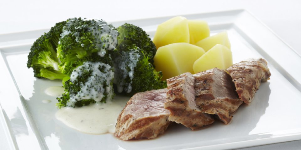 Filet de porc grillé, brocoli, sauce blanche et pommes de terre