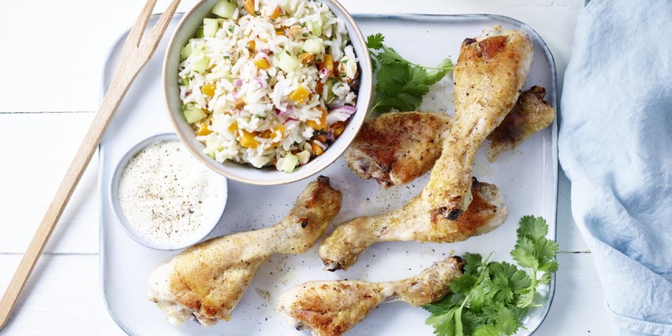 Pilons de poulet grillés et salade de riz fraîche