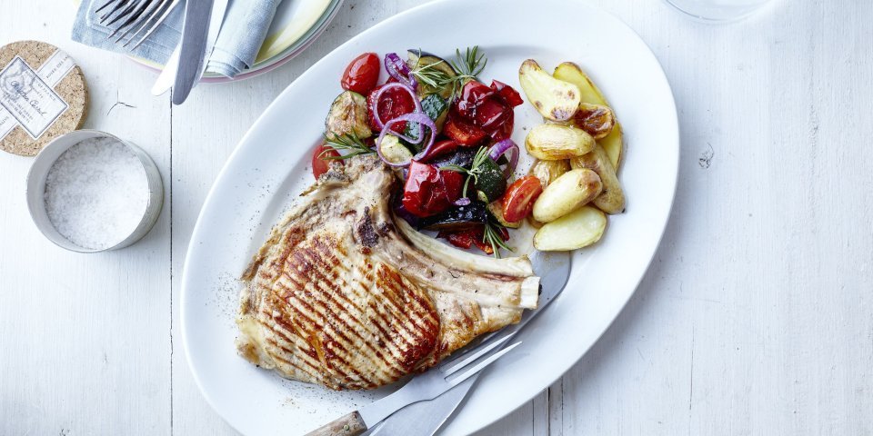 Côtelette de veau grillée accompagnée de légumes grillés et de petites pommes de terre