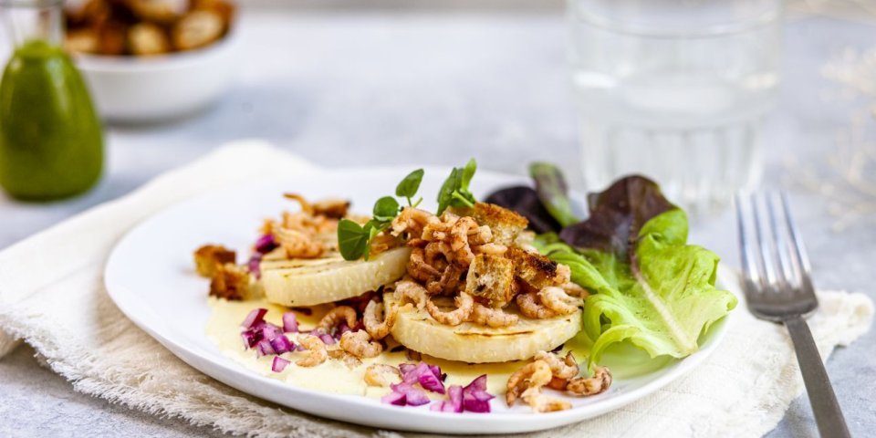 Gegrilde knolselder met Noordzeegarnaaltjes Gegrilde knolselder met Noordzeegarnaaltjes