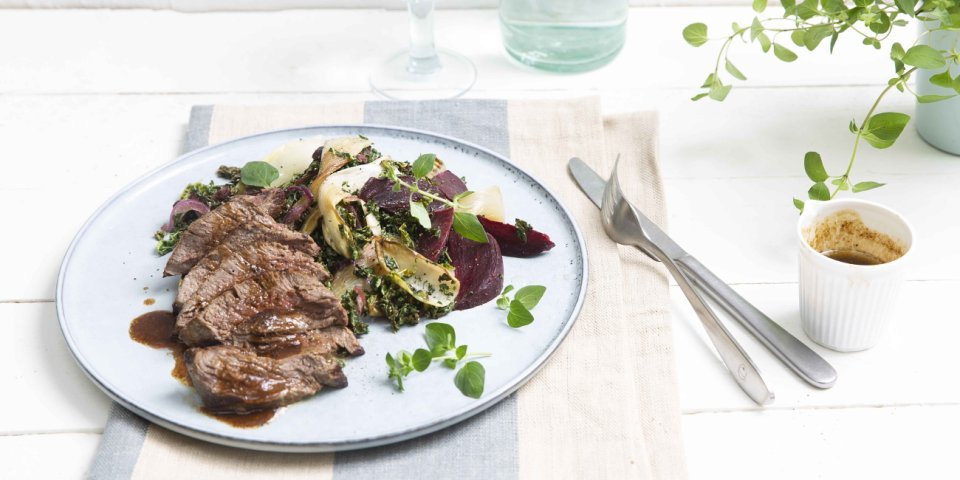 Steak grillé et salade chaude de betteraves rouges et chicons Steak grillé et salade chaude de betteraves rouges et chicons