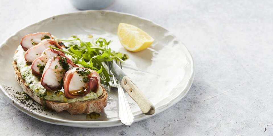 Gegrilde zuurdesemtoast met zeeduivel op de barbecue