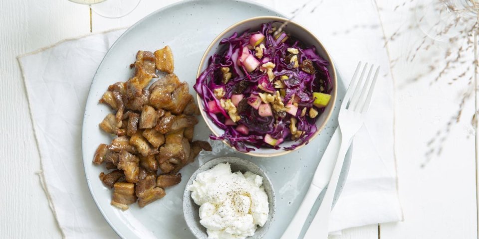 Buikspek met geitenkaas en een salade van rode kool Buikspek met geitenkaas en een salade van rode kool