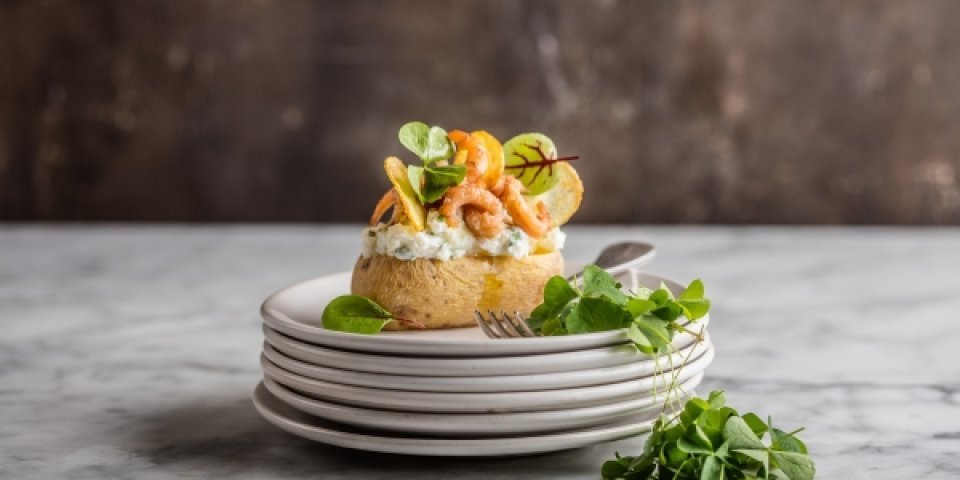 Gepofte aardappel in zoutkorst met yoghurt, bieslook, sjalot, chips van aardappel en handgepelde Nieuwpoortse garnalen Gepofte aardappel in zoutkorst met yoghurt, bieslook, sjalot, chips van aardappel en handgepelde Nieuwpoortse garnalen