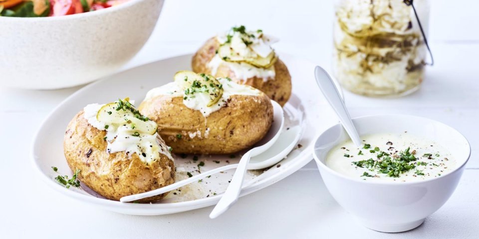 Gepofte aardappel met pittige dressing en gepekelde groenten