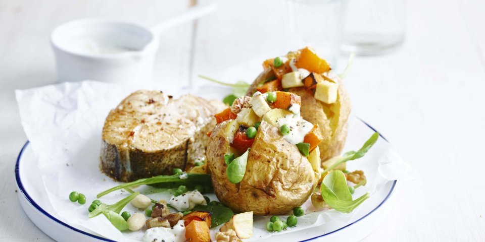 Pommes de terre en chemise, légumes hivernaux et aiglefin