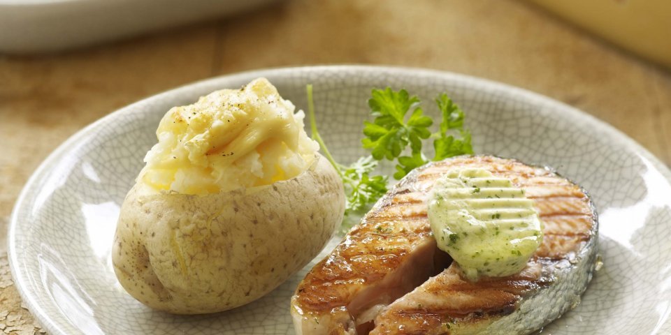 Darne de saumon grillée, beurre aux herbes, pomme de terre des Polders farcies au fromage Nazareth Light Darne de saumon grillée, beurre aux herbes, pomme de terre des Polders farcies au fromage Nazareth Light