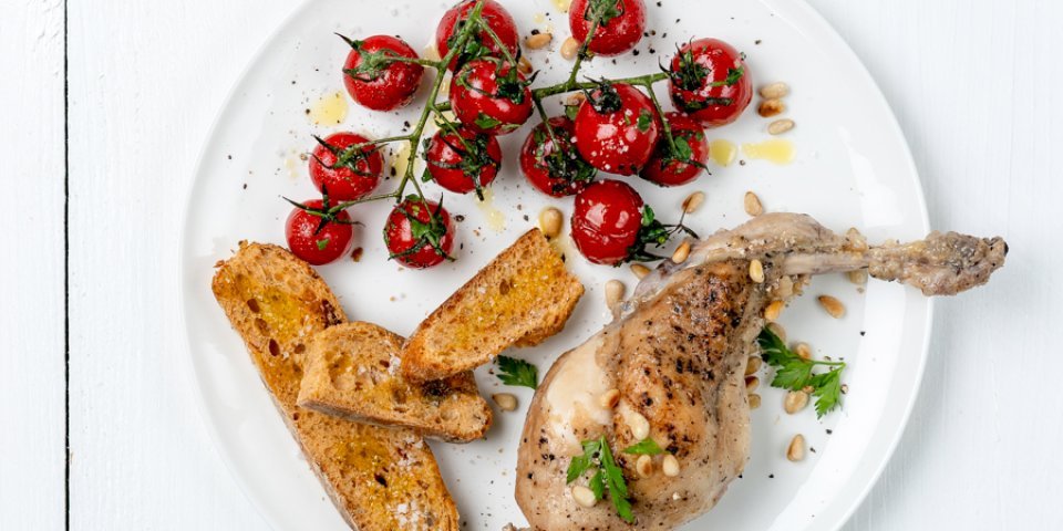 Lapin en cocotte au vin blanc et aux tomates cerises épicées