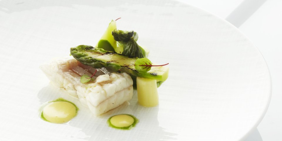 Loup de mer vapeur, asperges vertes, mousseline de bière et huile de persil