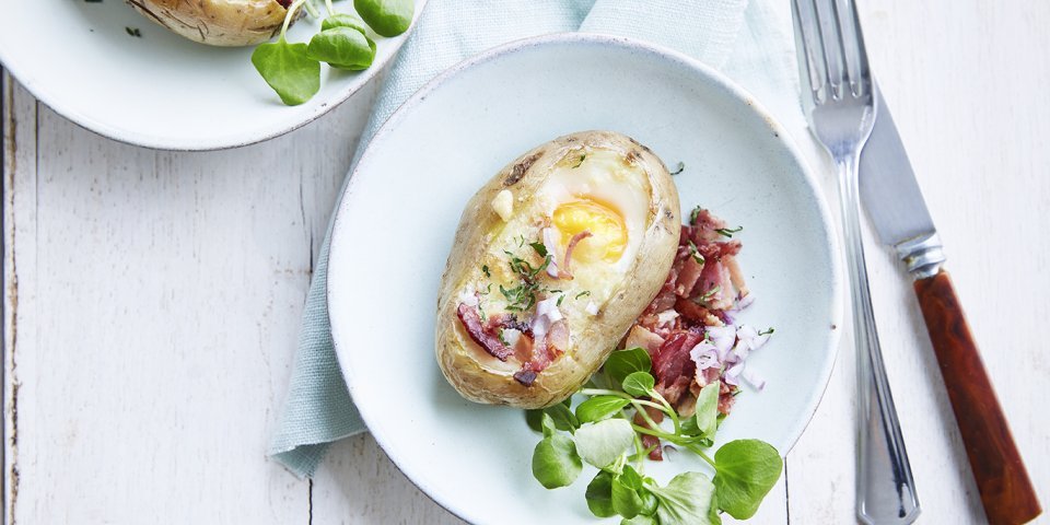 Pommes de terre en chemise farcies à l'œuf, au fromage et aux lardons