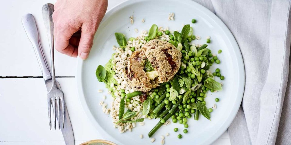 Boulettes farcies au fromage et au pesto, salade d’orge verte et crème de petits pois Boulettes farcies au fromage et au pesto, salade d’orge verte et crème de petits pois
