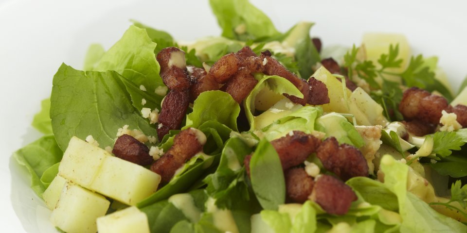 Salade verte avec pommes de terre et petits lardons