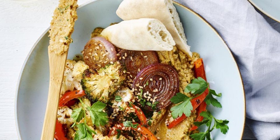 Houmous végétarien aux légumes grillés et pains pita grillés Houmous végétarien aux légumes grillés et pains pita grillés