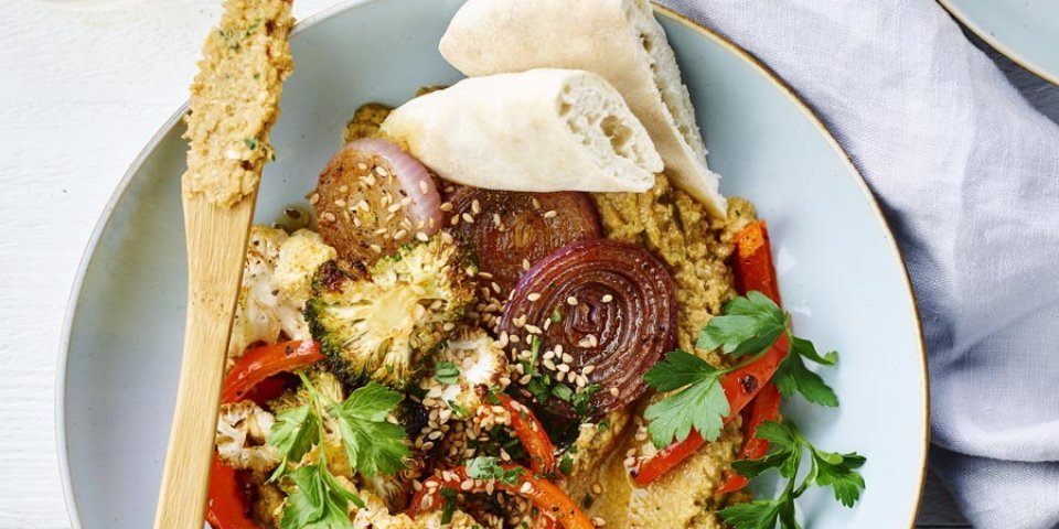 Houmous végétarien aux légumes grillés et pains pita grillés