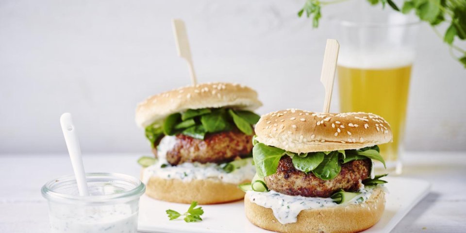 Hamburger à l’agneau haché, sauce au yaourt Hamburger à l’agneau haché, sauce au yaourt