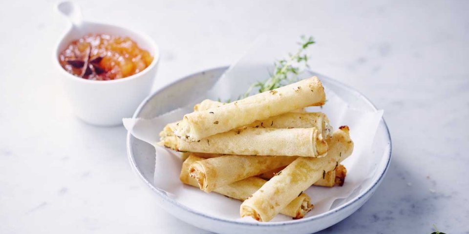 Rouleaux de pâte filo au chèvre et chutney de coings