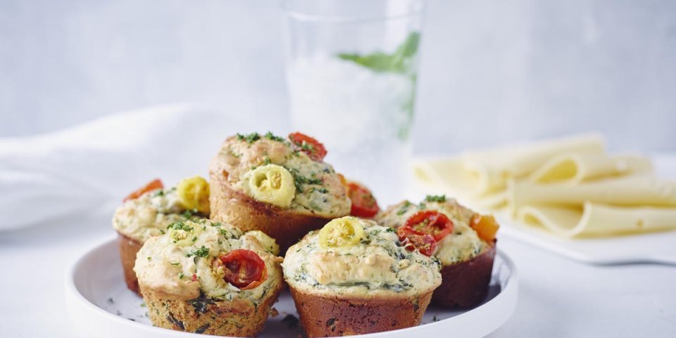 Muffins salés au chou frisé, tomates et fromage 