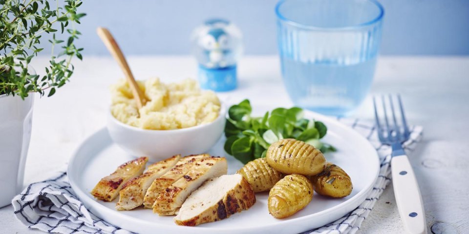 Pommes de terre hasselback au poulet, mousse de pomme et panais