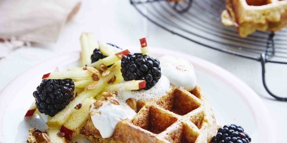 Gaufres d’avoine, pommes râpées et mûres