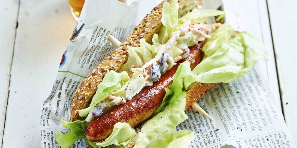 Hotdog à la saucisse de poulet et salade de chou blanc Hotdog à la saucisse de poulet et salade de chou blanc