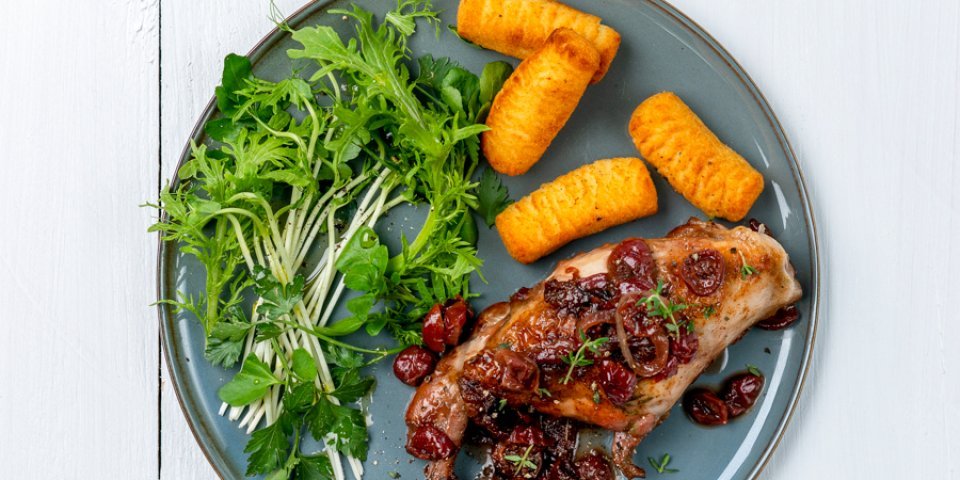 Cuisses de lapin à la sauce aux pruneaux et aux cerises, salade croquante Cuisses de lapin à la sauce aux pruneaux et aux cerises, salade croquante