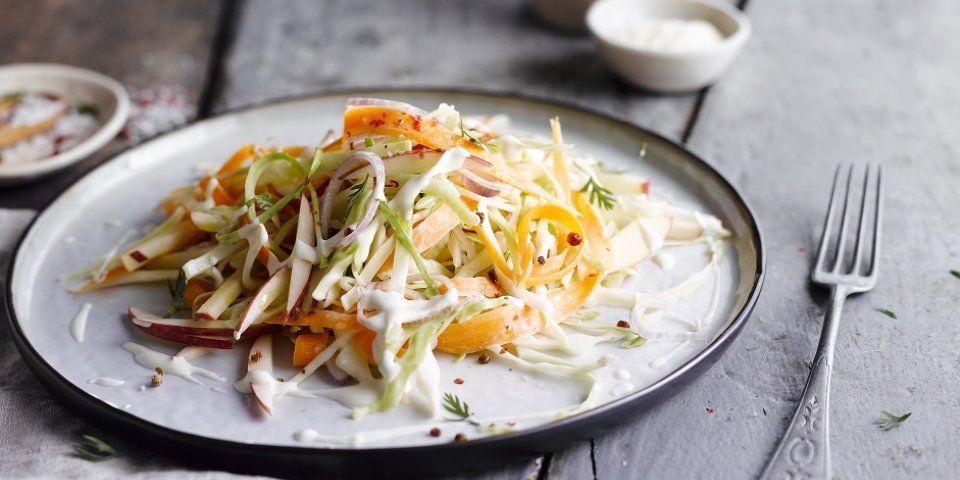 Salade de chou frais à la carotte et à la pomme