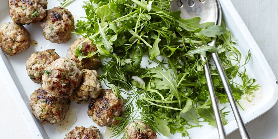 Boulettes de viande parfumées et salade aux herbes Boulettes de viande parfumées et salade aux herbes