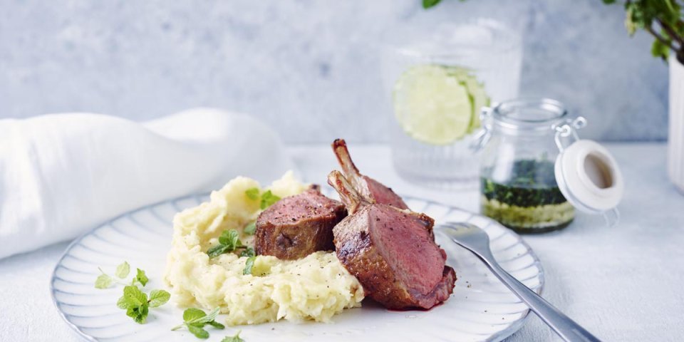 Carré d’agneau, sauce à la menthe et purée de céleri-rave Carré d’agneau, sauce à la menthe et purée de céleri-rave