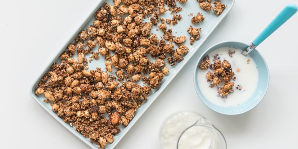 Granola aux amandes et lait frais