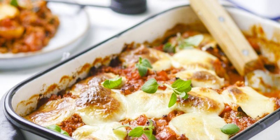 Moussaka à la passata de tomates, haché et pommes de terre Moussaka à la passata de tomates, haché et pommes de terre