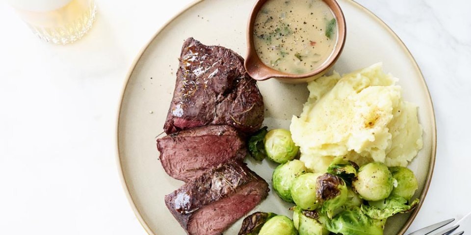 Onglet au foin, choux de Bruxelles grillés et sauce à la bière