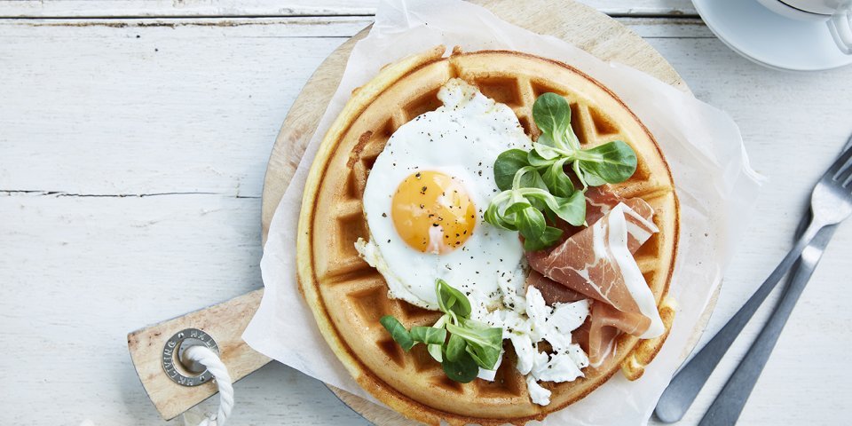 Gaufre de petit déjeuner avec œuf au plat, jambon cru et fromage de chèvre Gaufre de petit déjeuner avec œuf au plat, jambon cru et fromage de chèvre