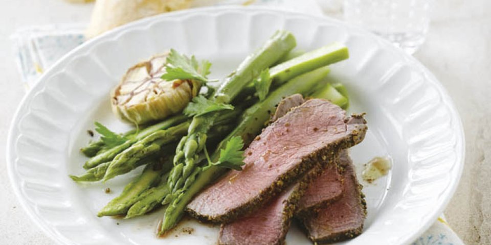 Filet de boeuf avec croûte de poivre, asperges et pain à l'ail Filet de boeuf avec croûte de poivre, asperges et pain à l'ail