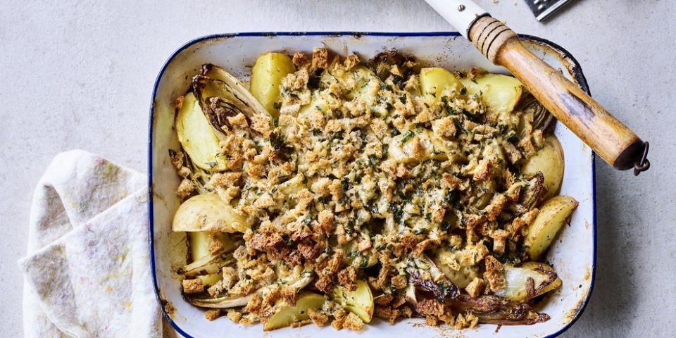 Plat au four de chicon et de pommes de terre, crumble et fromage vieux belge