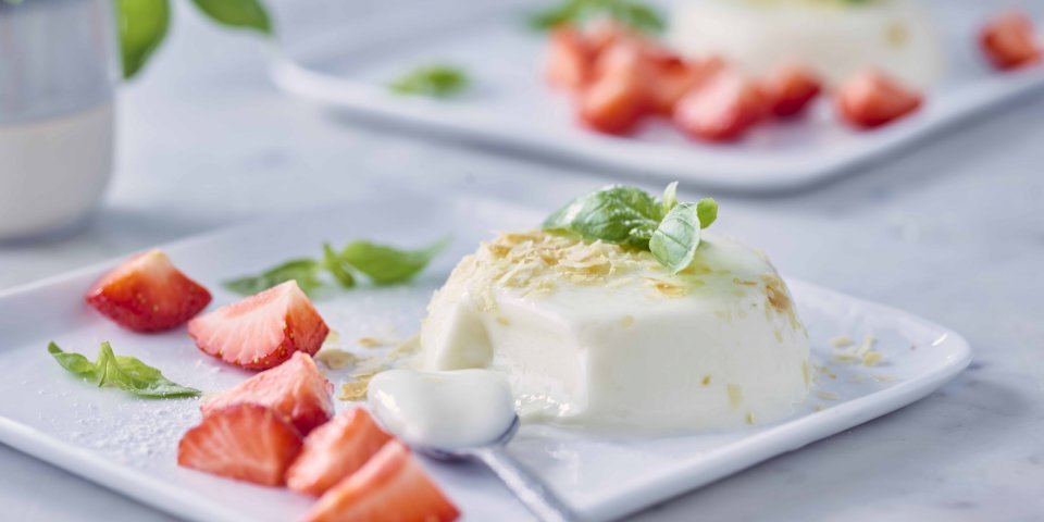 Panna cotta au yaourt et aux fraises