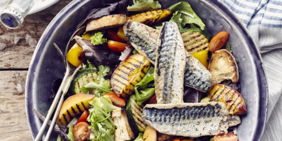 Panzanella aux légumes et pêches grillés et maquereau