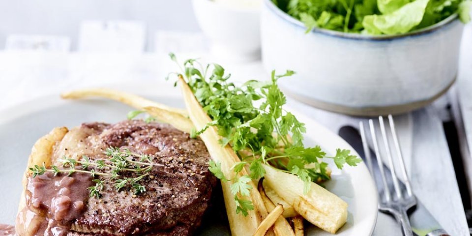 Steak, sauce à l’échalote et frites de panais Steak, sauce à l’échalote et frites de panais