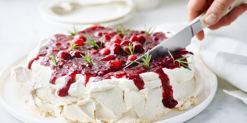 Pavlova aux airelles et au romarin