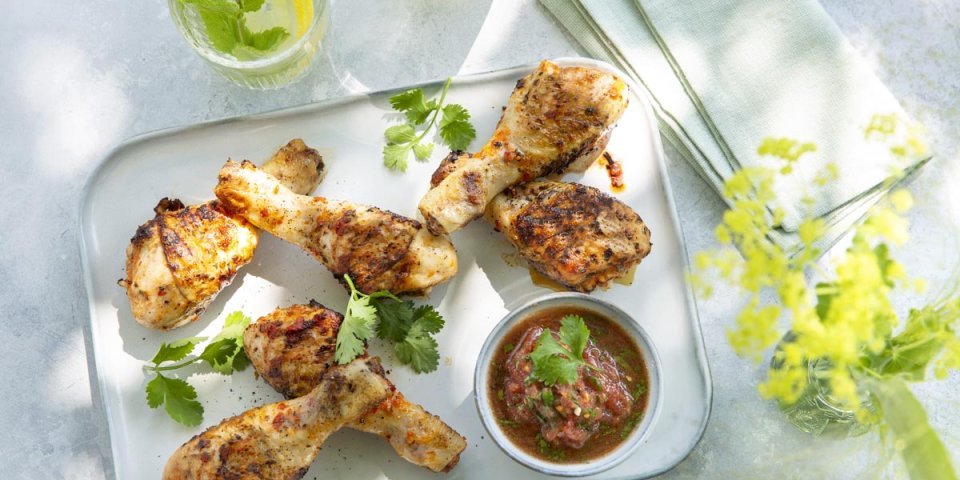 Piri Piri drumsticks met een tomatensaus en koriander