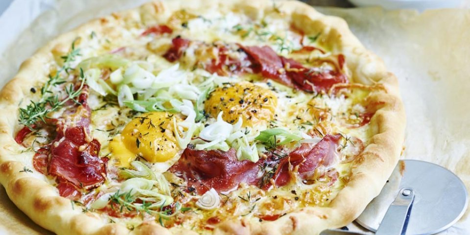 Pizza au jambon séché