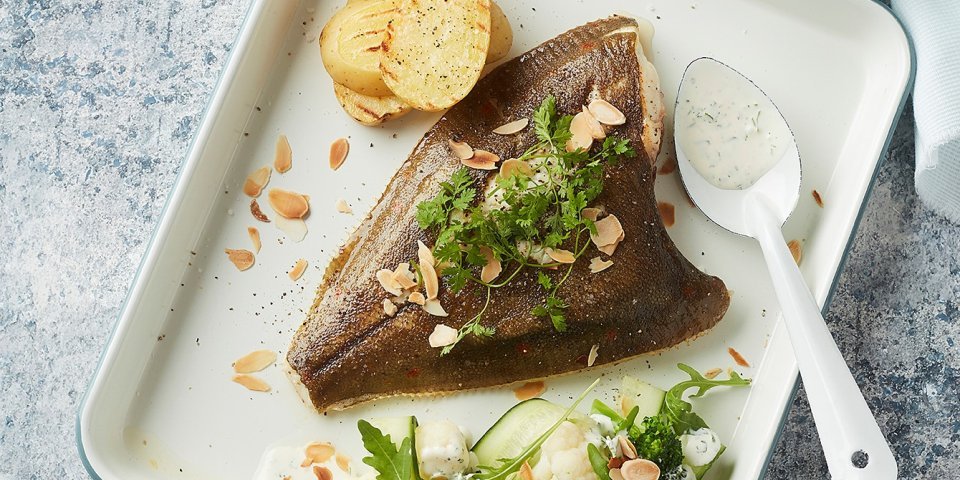 Pladijs met gegrilde bintjes, broccoli, bloemkool en komkommersalade
