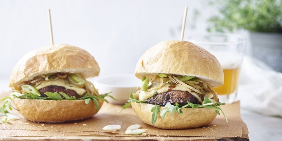 Burger aux portobellos, oignons frits et Flandrien Mi-Vieux Burger aux portobellos, oignons frits et Flandrien Mi-Vieux